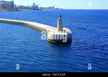 Faro di Sant'Elmo all'ingresso del Porto grande a la Valletta Foto Stock