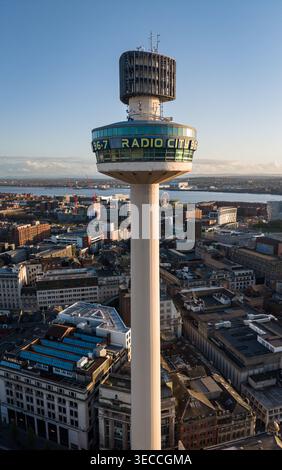 Vista aerea verticale della torre St Johns Beacon sopra il centro di Liverpool al tramonto, Inghilterra Foto Stock