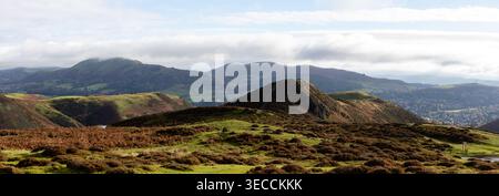 Vista panoramica della collina Caer Caradoc e del paesaggio nazionale Shropshire Hills da Long Mynd, vicino a Church Stretton, Shropshire, Inghilterra Foto Stock