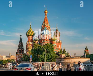Mosca, Russia - 20 giugno 2021: Storica cattedrale di San Basilio con cupole a cipolla ornate all'ora d'oro nella Piazza Rossa di Mosca Foto Stock