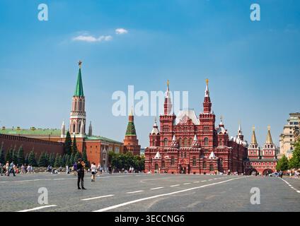 Mosca, Russia - 23 giugno 2021: Storica Piazza Rossa con il Museo storico di Stato e le mura del Cremlino in una giornata di sole Foto Stock