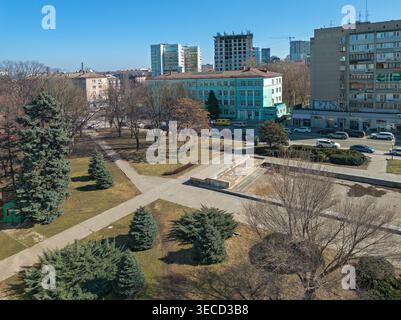 Piazza della città di Dnipro in Ucraina all'inizio della primavera a marzo. Vista sulla piazza dell'architettura classica e del paesaggio diurno. punto di riferimento ed estremamente pop Foto Stock