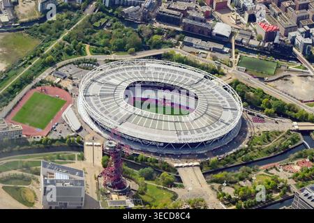 Londra, Inghilterra, Regno Unito - 18 aprile 2026: Veduta aerea dello stadio di calcio del West Ham United al Queen Elizabeth Olympic Park di Stratford, East London Foto Stock