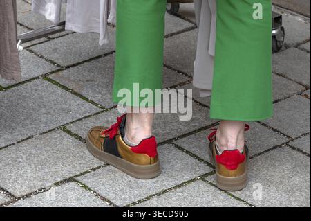 Donna che indossa pantaloni verdi e scarpe da running colorate, dettaglio, Baviera, Germania Foto Stock