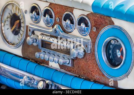 Den Bosch, Paesi Bassi - 12 maggio 2024: Interni di un'auto d'epoca con radio a Den Bosch, Paesi Bassi Foto Stock