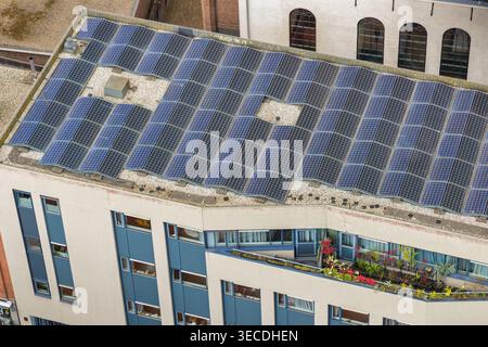 Vista aerea dei pannelli solari sul tetto di un condominio ad Arnhem, Paesi Bassi Foto Stock