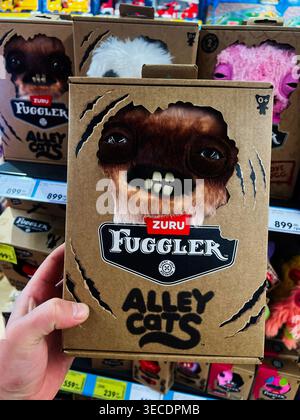 Kiev, Ucraina - 28 aprile 2026: Scatola giocattolo portatile ZURU Fuggler Alley Cats con un particolare e inquietante volto di peluche fotografato in una navata giocattolo. Foto Stock