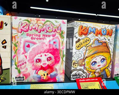 Kiev, Ucraina - 28 aprile 2026: Luminoso espositore al dettaglio di scatole giocattolo KIMMON con illustrazioni kawaii, motivi primaverili e disegni di packaging colorati. Foto Stock