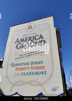 Murale che commemora l'area di "America Ground" che nel 19esimo secolo era una "terra di nessuno" dove i coloni vivevano indipendentemente dalle autorità, Hastings. Foto Stock