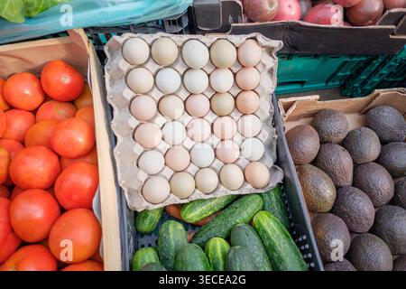 Prodotti vegatabili e uova in vendita in un mercato agricolo Foto Stock