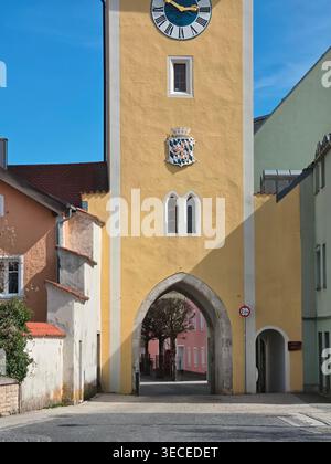 Donautor storico: L'iconica porta d'accesso al Danubio di Kelheim, esplora il Donautor secolare a Kelheim, una porta medievale conservata che si affaccia sulla città Foto Stock