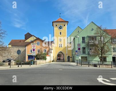 Donautor storico: L'iconica porta d'accesso al Danubio di Kelheim, esplora il Donautor secolare a Kelheim, una porta medievale conservata che si affaccia sulla città Foto Stock