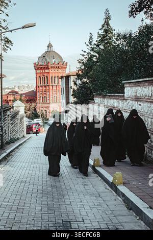 Vergine Maria Chiesa greco-ortodossa e donne arabe che indossano Burka Foto Stock
