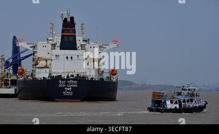 MUMBAI, INDIA - APRILE 30: La petroliera di bandiera indiana Desh Garima è attraccata al porto di Mumbai dopo aver navigato con successo lo stretto volatile di Hormuz il 30 aprile 2026 a Mumbai, India. L'arrivo sicuro della nave con circa 97.000 tonnellate di petrolio greggio segna una pietra miliare significativa nella sicurezza energetica dell'India durante un periodo di estrema tensione geopolitica nell'Asia occidentale. Il Desh Garima, gestito dalla Shipping Corporation of India (sci) e che trasportava 31 membri d'equipaggio indiani, aveva eliminato il punto di strozzatura marittima ad alto rischio il 18 aprile. La petroliera e' la decima Indian-fla Foto Stock