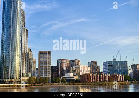 Una vista panoramica dello skyline di Londra lungo il Tamigi, che include moderni grattacieli residenziali tra cui la distintiva torre curva Foto Stock