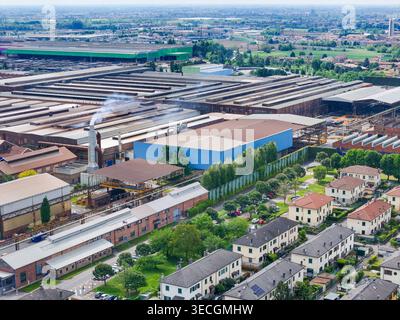 Vista aerea del complesso industriale Dalmine con grandi magazzini e camini a Dalmine, in Lombardia, Italia. Foto Stock