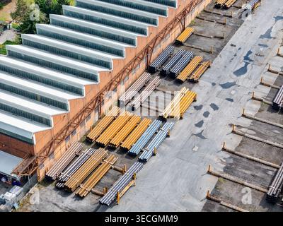 Vista aerea del complesso industriale Dalmine con grandi magazzini e camini a Dalmine, in Lombardia, Italia. Foto Stock