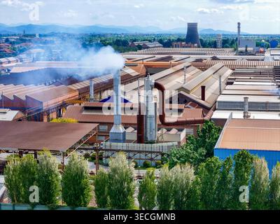 Vista aerea del complesso industriale Dalmine con grandi magazzini e camini a Dalmine, in Lombardia, Italia. Foto Stock