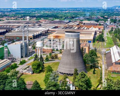 Vista aerea del complesso industriale Dalmine con grandi magazzini e camini a Dalmine, in Lombardia, Italia. Foto Stock