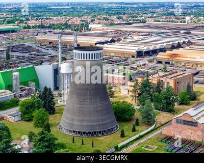 Vista aerea del complesso industriale Dalmine con grandi magazzini e camini a Dalmine, in Lombardia, Italia. Foto Stock
