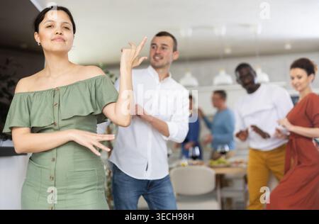Uomini e donne felici di mezza età che ballano velocemente in coppia Foto Stock