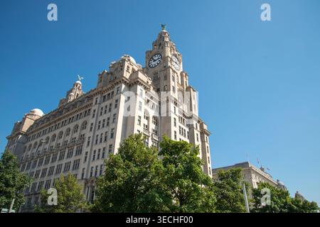 Liverpool, Merseyside, Inghilterra, Regno Unito-10 agosto 2022: In una calda giornata estiva lungo il lungomare di Liverpool, la maestosa e storica struttura, un famoso centro storico Foto Stock