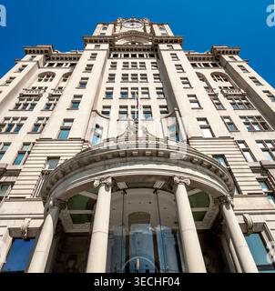 Liverpool, Merseyside, Inghilterra, Regno Unito-10 agosto 2022: In una calda giornata estiva lungo il lungomare di Liverpool, la maestosa e storica struttura, un famoso centro storico Foto Stock