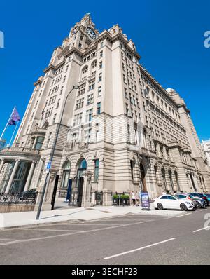Liverpool, Merseyside, Inghilterra, Regno Unito-10 agosto 2022: In una calda giornata estiva lungo il lungomare di Liverpool, la maestosa e storica struttura, un famoso centro storico Foto Stock