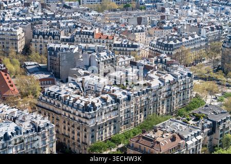 Densa zona residenziale parigina vista dall'alto, con centinaia di case storiche Foto Stock