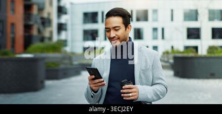 Cammina, caffè e uomo d'affari con il telefono in città per chiacchierare, inviare e-mail e inviare messaggi durante gli spostamenti. Azienda, imprenditore e persona al telefono cellulare per il contatto Foto Stock