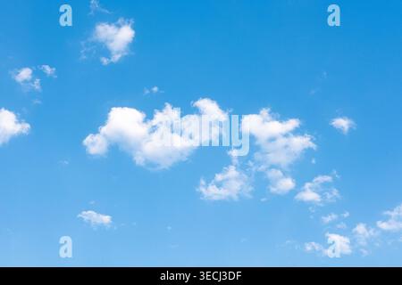 Cielo blu che mostra nuvole bianche di cumulus in una giornata di sole Foto Stock