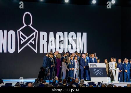 VANCOUVER, CANADA - 30 APRILE 2026: Gianni Infantino (Center), Presidente FIFA, si presenta con un gruppo di rappresentanti internazionali del calcio per promuovere la campagna "No Racism" durante il 76° Congresso FIFA al Vancouver Convention Centre. La presentazione, tenutasi poche settimane prima della Coppa del mondo FIFA 2026, ha ribadito l'impegno della FIFA a favore di una politica di tolleranza zero contro la discriminazione. L'iniziativa coinvolge tutte le 211 associazioni membri in uno sforzo globale per eliminare il razzismo dallo sport. Joe ng/Alamy Live News Foto Stock