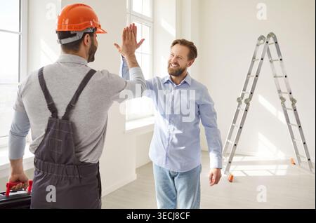 Happy Client, caposquadra di alto livello durante la ristrutturazione di abitazioni Foto Stock