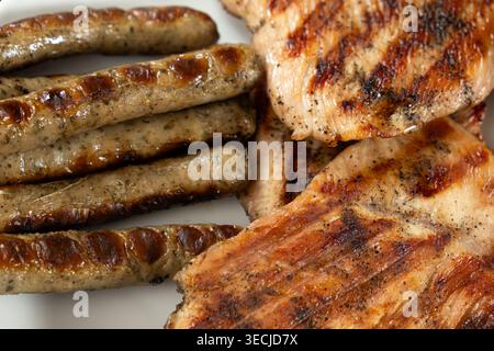 Bistecche e salsicce di tacchino grigliate da vicino. Foto Stock