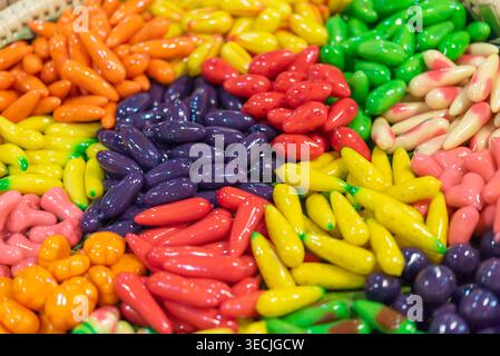 Colorato choup thailandese dessert a forma di frutti in miniatura con finitura lucida realizzato con pasta di fagioli mung dolce dolciumi tradizionali e vivace dis Foto Stock
