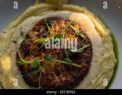 Cotoletta fritta in padella con un'angolazione elevata e salsa di panna ai piselli Foto Stock