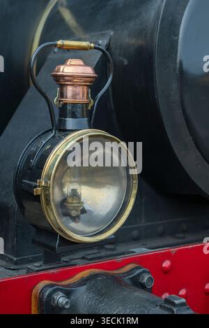 Lampada a olio d'epoca sulla storica locomotiva a vapore presso Wolsztyn Engine Shed, Polonia. Foto Stock