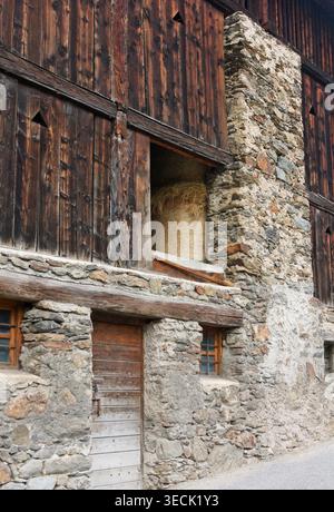 Antico fienile tradizionale in pietra e legno in Val di Pejo, Trentino-alto Adige, Italia Foto Stock