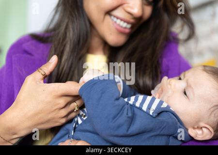 Una madre amorevole si gode un momento tenero con la sua bambina, incarnando l'essenza della vita familiare moderna e celebrando il potere delle donne. La verruca della madre Foto Stock