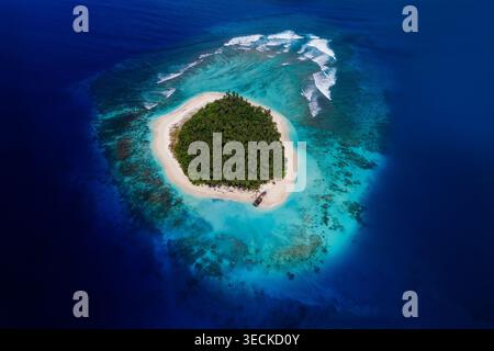 Volo con droni di Snake Island vicino a Kandui nelle isole Mentawai, Indonesia, che mostra una piccola isola ricoperta di palme, sabbia bianca, laguna turchese e corallo ree Foto Stock
