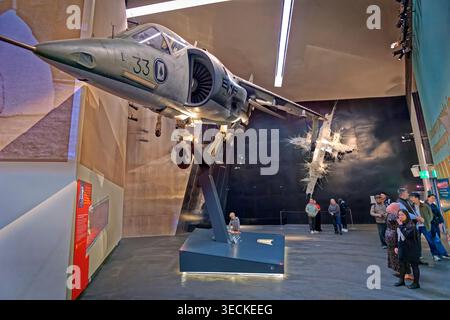 Interno dell'Imperial War Museum North a Trafford Wharf, Trafford Greater Manchester, Inghilterra. Foto Stock
