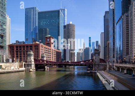 Il fiume Chicago scorre attraverso il centro di Chicago, incorniciato da importanti grattacieli. Chicago, Illinois, Stati Uniti Foto Stock