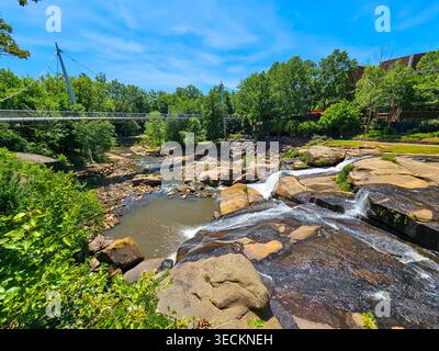 Liberty Suspension Bridge, Falls Park, Greenville, South Carolina. Ponte pedonale che attraversa il fiume Reedy nel centro di Greenville. Foto Stock