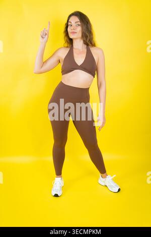 Donna che punta il dito verso l'alto evidenziando scelta o idea Foto Stock