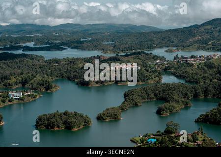 Guatapé, colombia, offre un'ampia vista aerea del bacino idrico di Peñol-guatapé e delle sue numerose isole verdi con foreste lussureggianti, colline e sparse Foto Stock