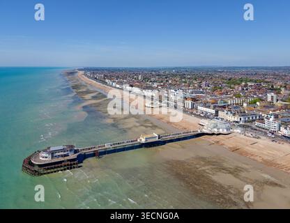 Vista aerea del molo di Worthing, del lungomare e della spiaggia di ciottoli della città costiera di Worthing in una giornata di sole primaverili nel West Sussex, Inghilterra, Regno Unito. Foto Stock
