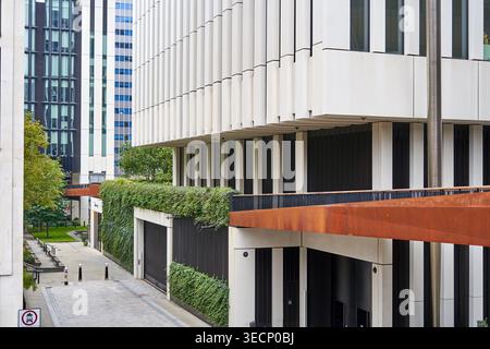 Una scena architettonica urbana contemporanea a Londra, Regno Unito, che mostra edifici moderni con linee geometriche pulite ed elementi di facciata bianchi verticali. Foto Stock