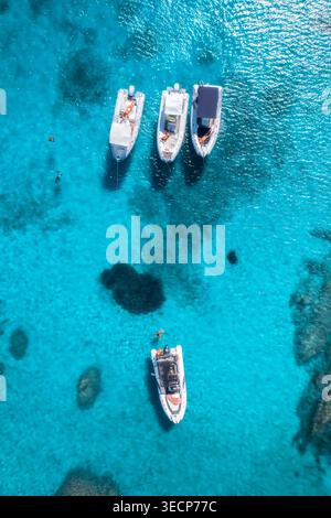 Vista aerea dello yacht e della barca di lusso nel mare blu in estate Foto Stock
