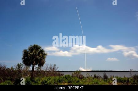 Immagine del Kennedy Space Center Visitor Complex 'gantry at LC 39', un'esposizione temporale cattura il razzo SpaceX Falcon 9 mentre lancia 29 satelliti Starlink V2 secondi dopo le 14:06 dal Launch Complex 40 sulla missione 10-38 alla Cape Canaveral Space Force Station, Florida, venerdì 1 maggio 2026. Questo lancio rappresenta il 32° dalla Space Coast della Florida. Foto di Joe Marino/UPI credito: UPI/Alamy Live News Foto Stock