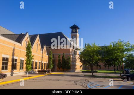 Grand Rapids, USA - 27 AGOSTO 2023: Torre dell'orologio e edifici del campus della Grand Valley State University sotto il cielo limpido del Cook DeWitt Center Foto Stock